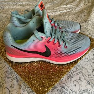 Woman’s Nike’s in Fair Condition Wide Fit Size 9